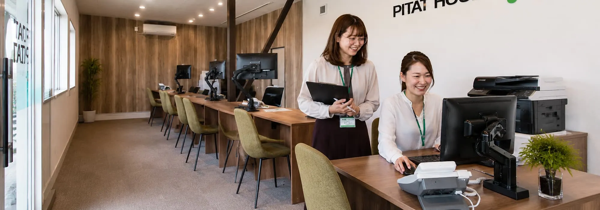 ピタットハウスの店舗で接客するスタッフ