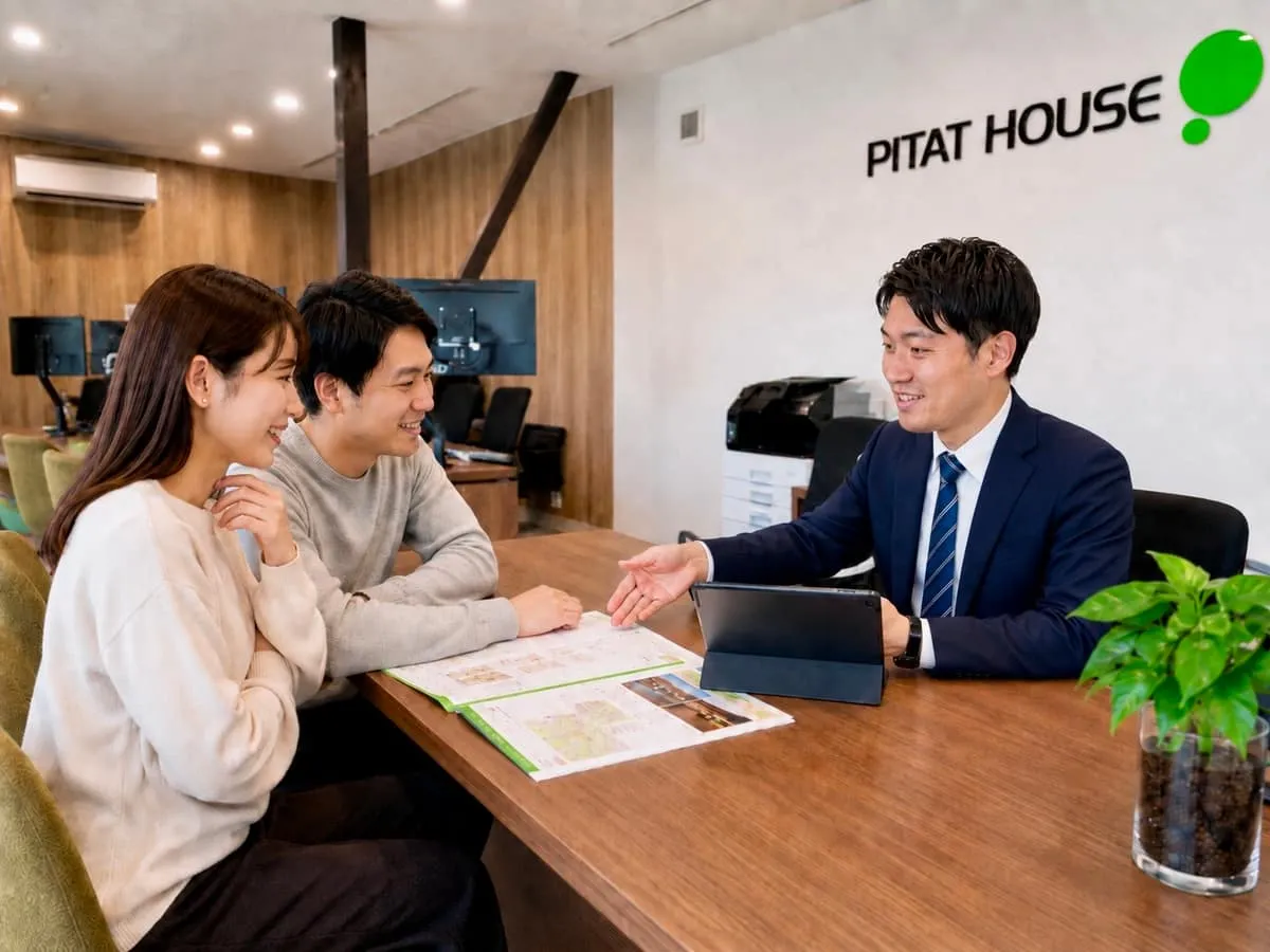 店舗でお客様に物件を案内するスタッフ