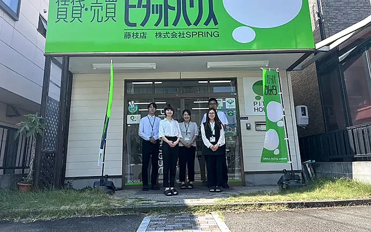 ピタットハウス藤枝店の正面とスタッフ