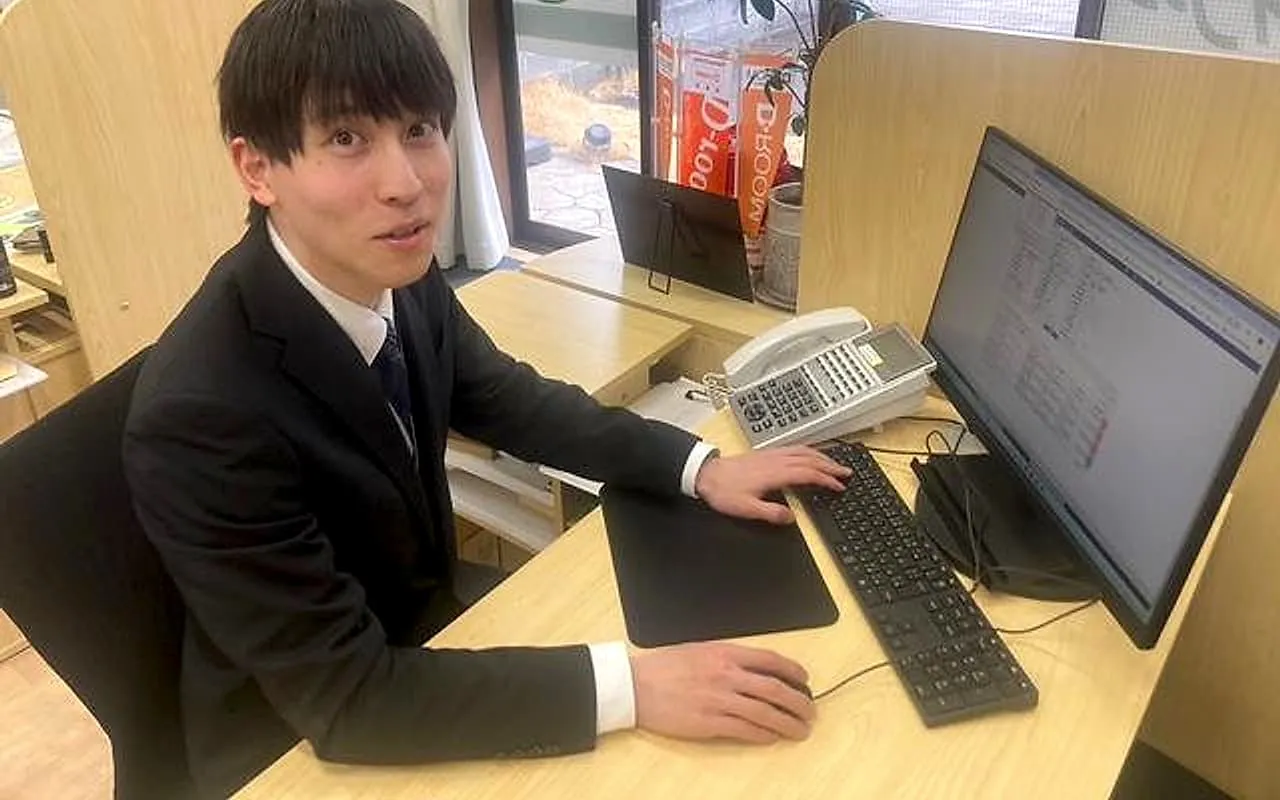 藤枝店で接客するスタッフ