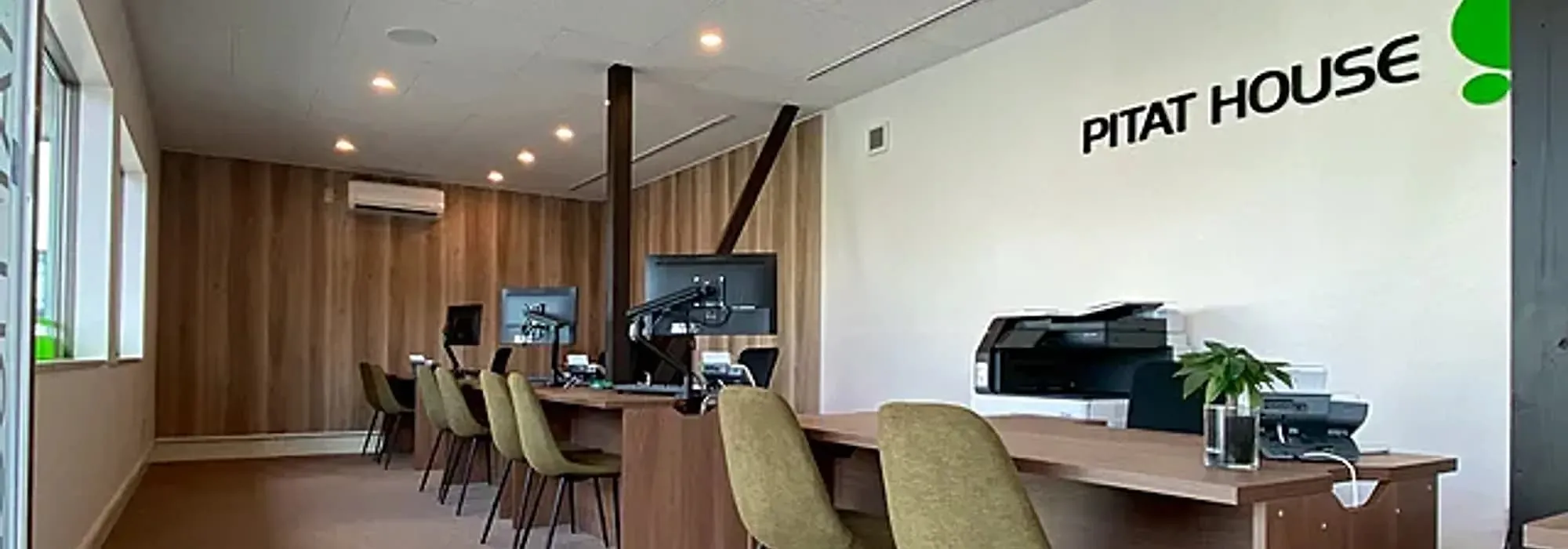 ピタットハウスの明るい店舗内観