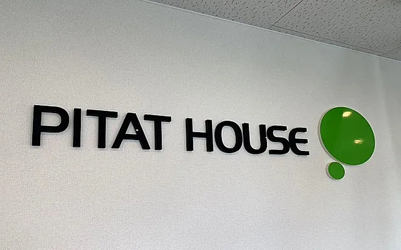 掛川店のPITAT HOUSEサイン