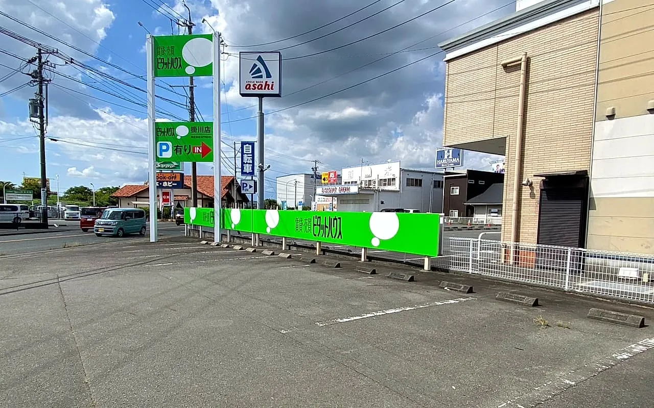 掛川店の駐車場と案内サイン